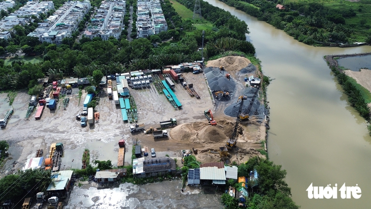 Bãi xe container lớn nhất đường Võ Chí Công vừa đóng lại tạm mở để di dời hàng hóa - Ảnh 7.