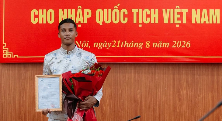 Trung vệ Adou Minh chính thức nhận quốc tịch Việt Nam - Ảnh 1.