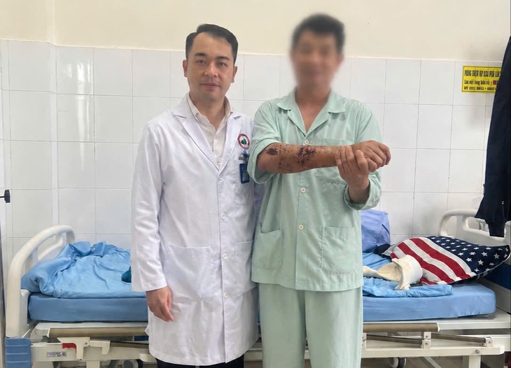Nối cẳng tay đứt gần lìa cho nam công nhân bị máy nghiền đá cuốn - Ảnh 2.