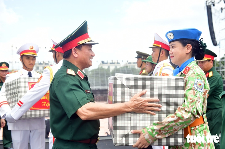 Trung tướng Lê Văn Hướng kiểm tra, động viên các lực lượng diễu binh "Tổ quốc trong tim" - Ảnh 2.