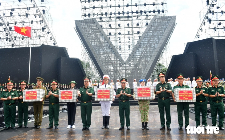Trung tướng Lê Văn Hướng kiểm tra, động viên các lực lượng diễu binh "Tổ quốc trong tim" - Ảnh 4.