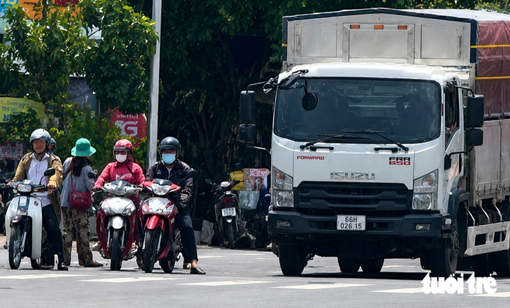 Viện kiểm sát vào cuộc vụ trẻ em bị chăn dắt ăn xin, chèo kéo người đi đường tại các nút giao thông - Ảnh 1.