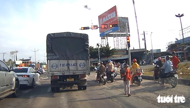 Viện kiểm sát vào cuộc vụ trẻ em bị chăn dắt ăn xin, chèo kéo người đi đường tại các nút giao thông - Ảnh 2.