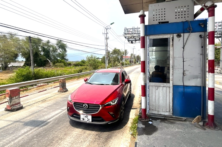 Vụ trạm thu phí Cam Thịnh ‘phớt lờ’ quy định miễn, giảm phí cho dân: Khánh Hòa yêu cầu tiếp tục miễn giảm - Ảnh 1.