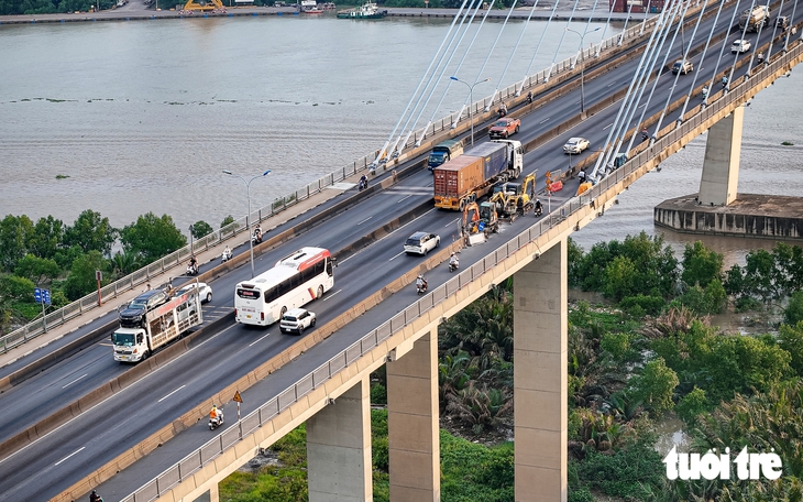 Cầu Phú Mỹ gắn lại dải phân cách, người đi xe máy đỡ lo khi xổ dốc - Ảnh 1.