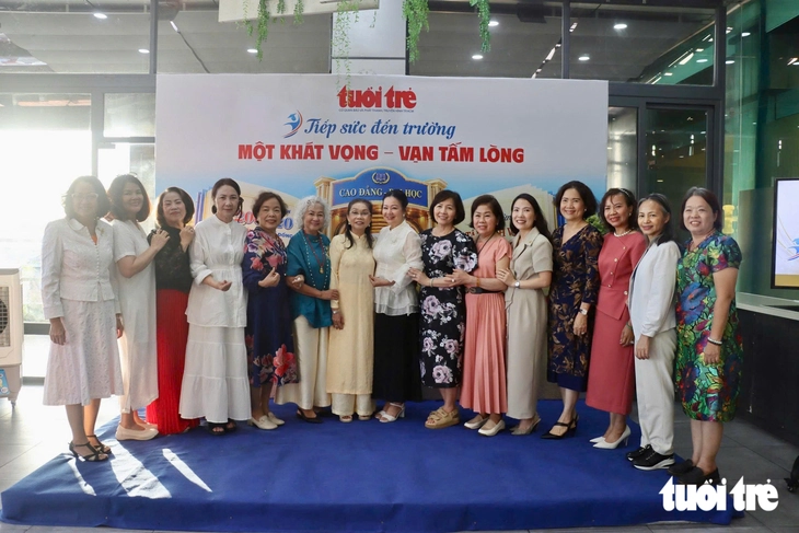 Nhà hảo tâm Quảng Nam - Đà Nẵng trao 1,5 tỉ đồng cho Tuổi Trẻ tiếp sức đến trường - Ảnh 8.