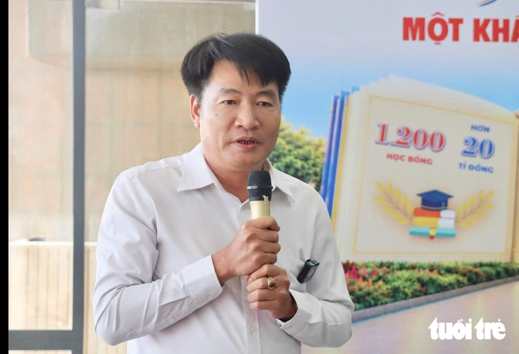 Nhà hảo tâm Quảng Nam - Đà Nẵng trao 1,5 tỉ đồng cho Tuổi Trẻ tiếp sức đến trường - Ảnh 3.
