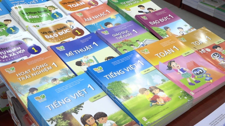Bộ Giáo dục: Không để tình trạng thiếu sách giáo khoa mà chưa có phương án xử lý - Ảnh 1.