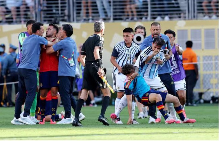Các tuyển thủ Argentina bị FIFA phạt nặng vì ẩu đả ở chung kết World Cup 2026 - Ảnh 1.