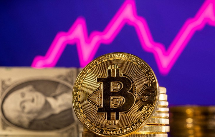 Đọc nhanh 21-8: Giá dầu vẫn tăng nóng, vàng vượt 4.500 USD; Bitcoin tăng mạnh - Ảnh 1.