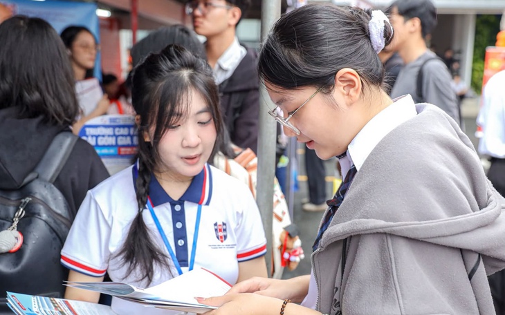 ĐH Ngân hàng TP.HCM nói phạt học phí quá hạn để ‘răn đe’, trường khác không thu - Ảnh 2.