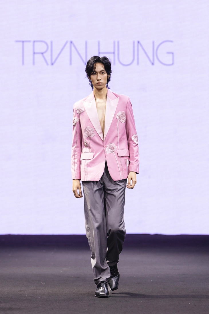 Ngô Thanh Vân cùng con gái làm vedette show thời trang Trần Hùng - Ảnh 10.