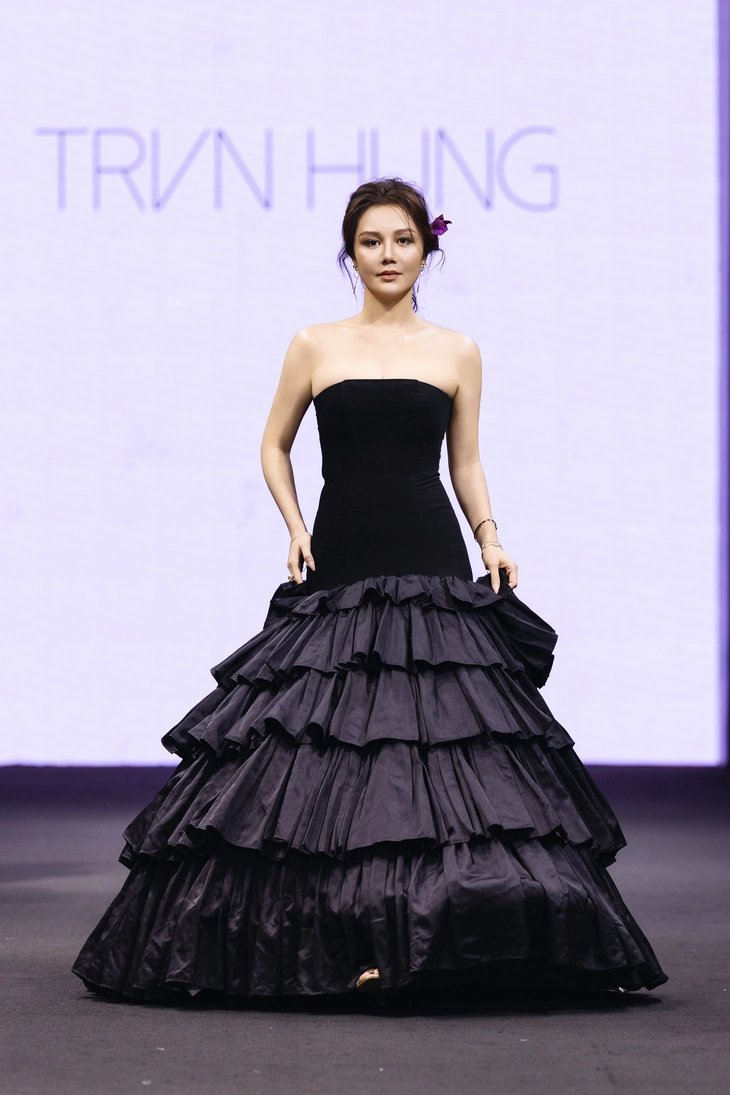 Ngô Thanh Vân cùng con gái làm vedette show thời trang Trần Hùng - Ảnh 5.