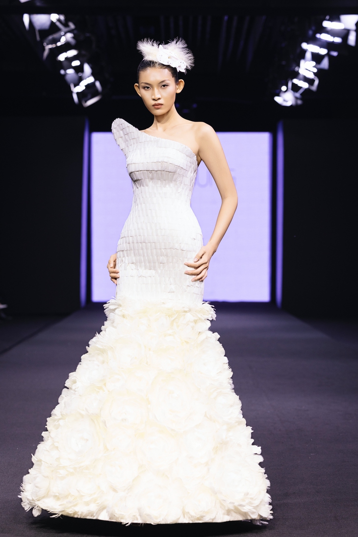 Ngô Thanh Vân cùng con gái làm vedette show thời trang Trần Hùng - Ảnh 4.