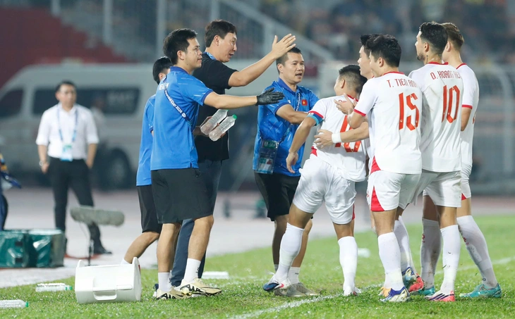 HLV Kim Sang Sik sắp làm ông Park Hang Seo 'đau lòng' - Ảnh 1.