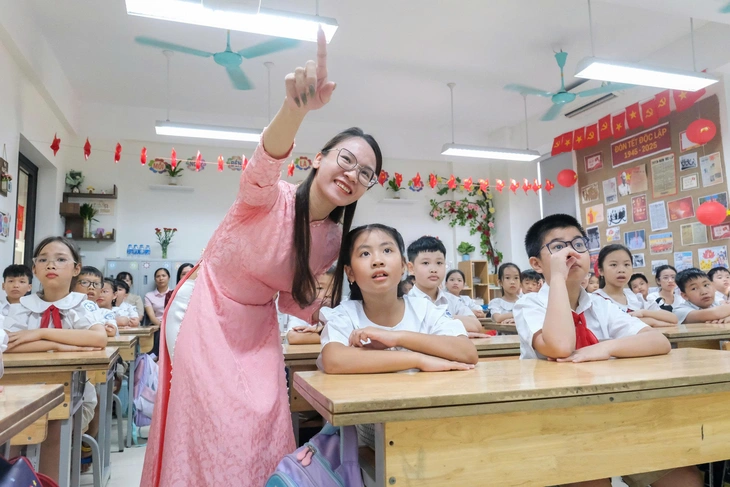 Tin tức sáng 25-8: Tiếng Anh vào nhóm môn bắt buộc cho học sinh tiểu học, học từ lớp 1 - Ảnh 1.