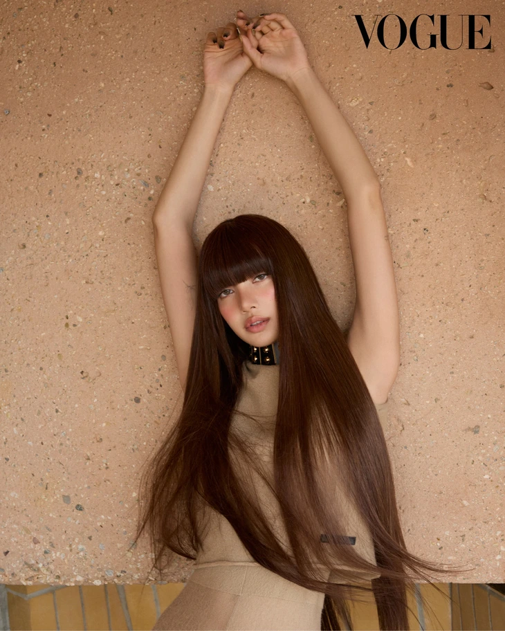 Lisa BlackPink táo bạo trong bộ ảnh mới của Vogue Korea - Ảnh 3.