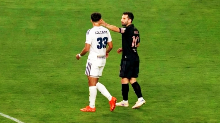 Messi có nguy cơ bị phạt vì... vỗ đầu đối thủ - Ảnh 1.