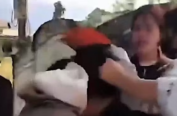 Làm rõ vụ nhóm nữ sinh đánh bé gái, gia đình đăng clip lên Facebook - Ảnh 1.