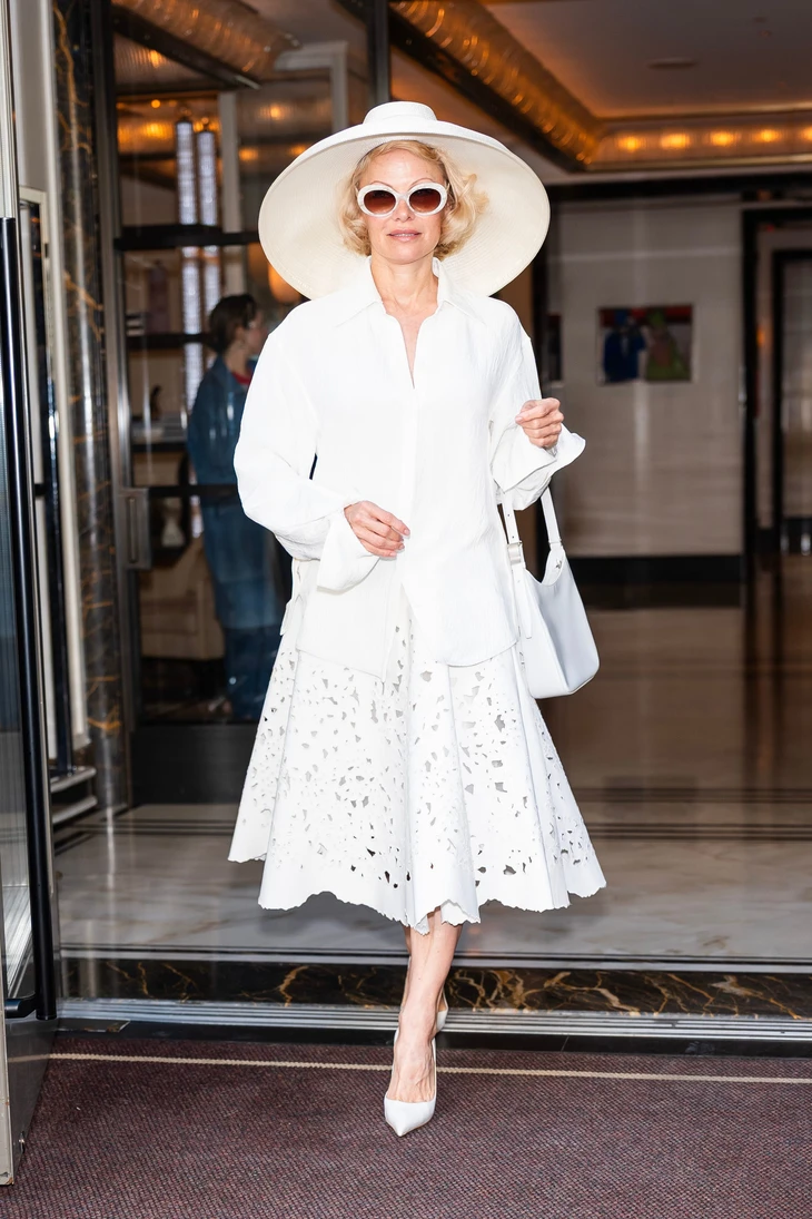 Pamela Anderson U60 vẫn là mỹ nhân quyến rũ của Hollywood - Ảnh 2.