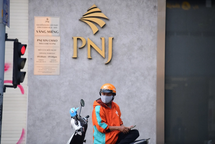 24 quỹ rời PNJ trong một tháng, ai đã mua hàng chục triệu cổ phiếu bán ra? - Ảnh 1.