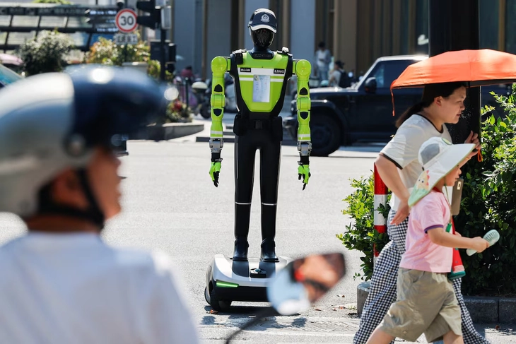 Robot thay thế cảnh sát giao thông, có thể phát hiện người đi xe máy không đội mũ - Ảnh 1.