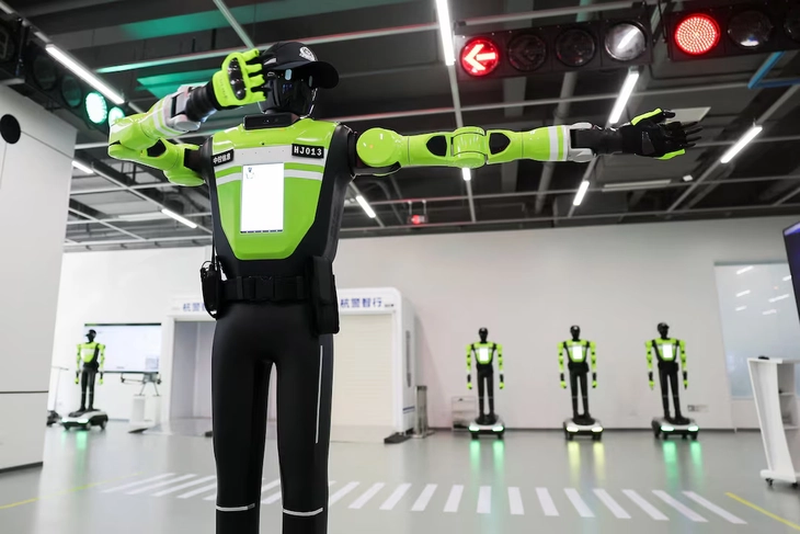 Robot thay thế cảnh sát giao thông, có thể phát hiện người đi xe máy không đội mũ - Ảnh 2.