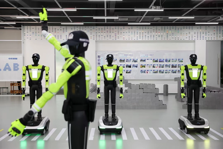 Robot thay thế cảnh sát giao thông, có thể phát hiện người đi xe máy không đội mũ - Ảnh 3.