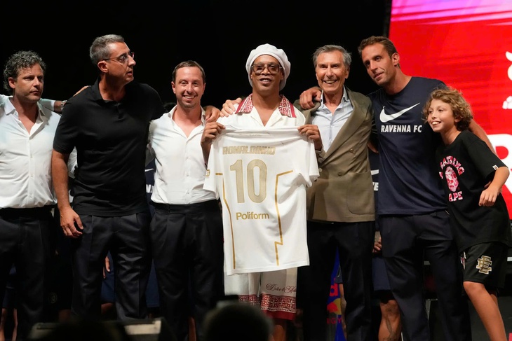 Ronaldinho đầu quân đội bóng Serie C, trở lại bóng đá chuyên nghiệp - Ảnh 1.