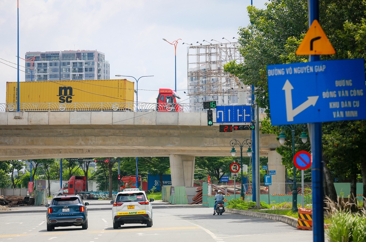 Thống xe nhánh cầu vượt từ Đồng Văn Cống đi nút giao An Phú TP.HCM - Ảnh 6.