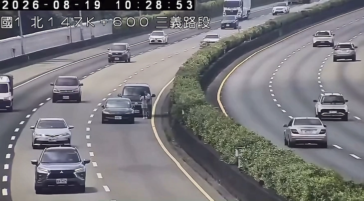 Dừng ngay làn trái cao tốc chỉ để kiểm tra xe sau va chạm nhẹ, 3 người bị tông tử vong - Ảnh 1.