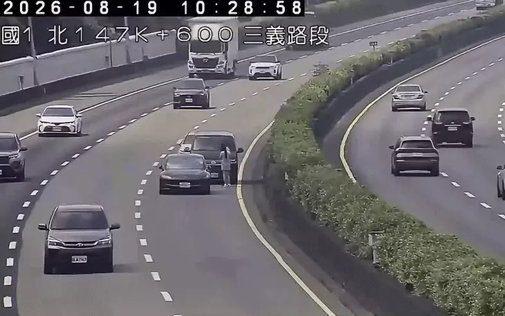 Trời mưa dừng xe trên cao tốc, chỉ đặt bình chữa cháy cách xe 18m, tài xế bị phạt 13 triệu - Ảnh 3.