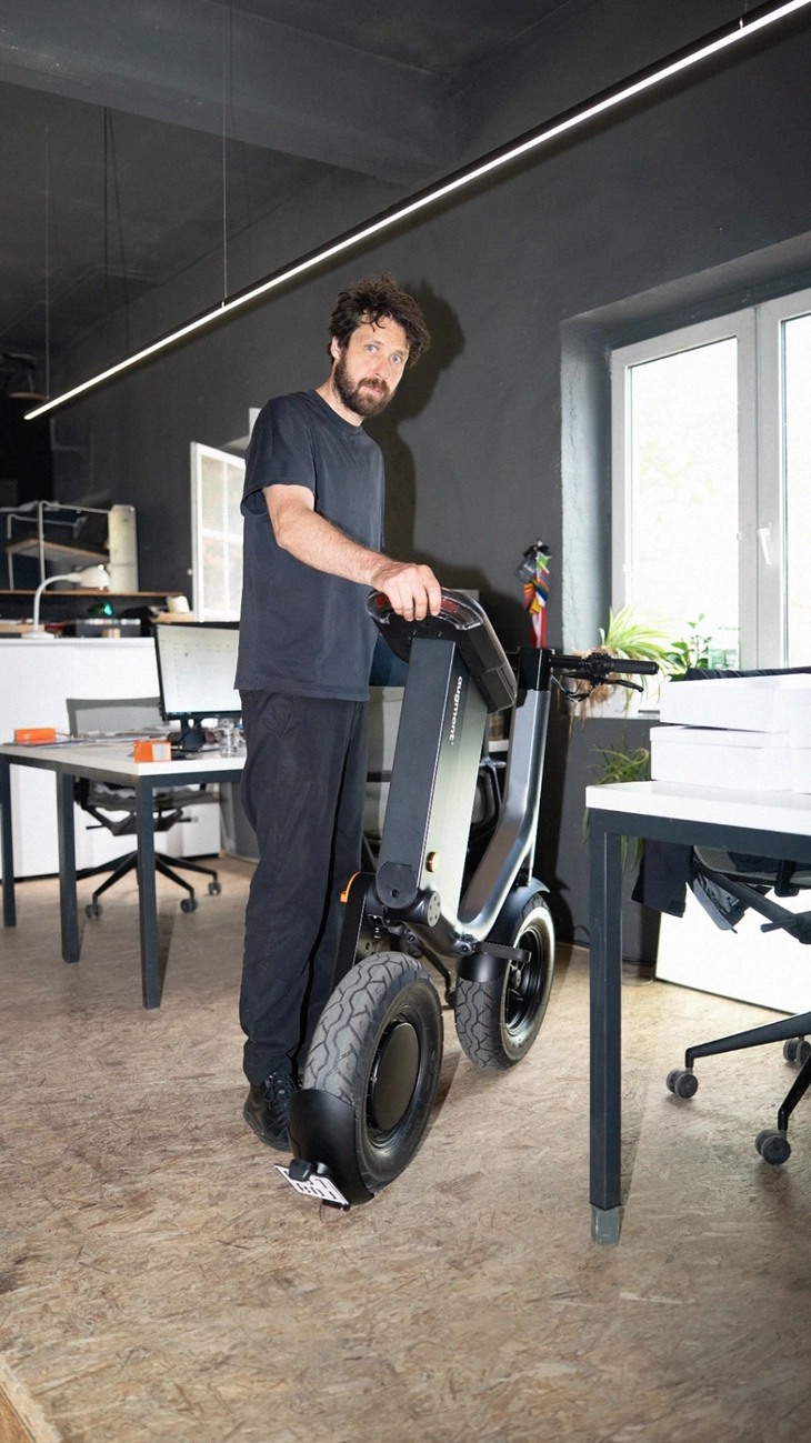 Xe máy điện không lo phải tìm chỗ đỗ: Lái như Vespa nhưng tiện như xe gấp, chỉ dài hơn nửa Honda SH - Ảnh 6.