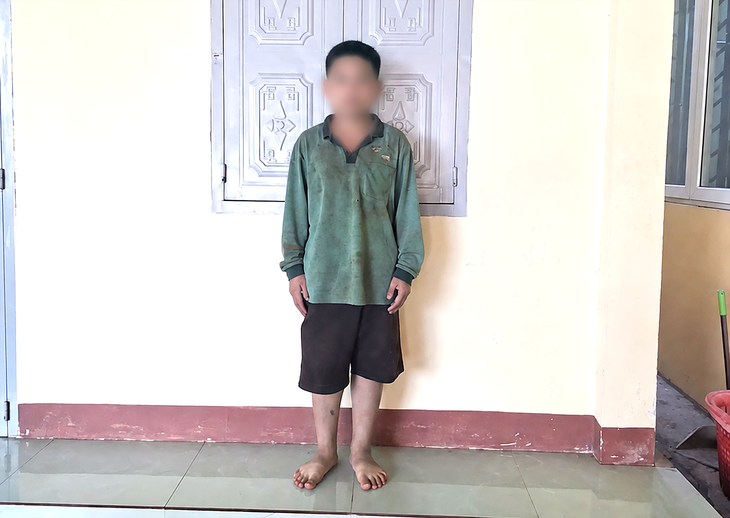 Thiếu niên 14 tuổi ở Đắk Lắk ném đất, đá vào ô tô đang chạy - Ảnh 2.