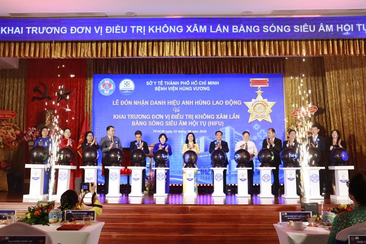 Chủ tịch UBND TP.HCM: Thành tựu của Bệnh viện Hùng Vương là kết tinh của trí tuệ và lòng nhân ái - Ảnh 4.
