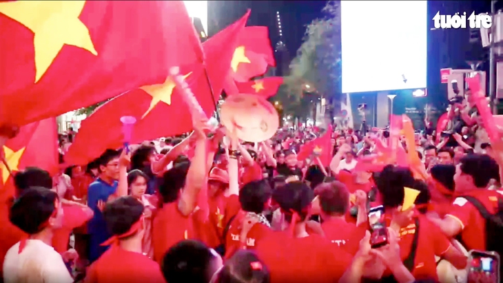 Thắng Thái Lan 2-0, CĐV Việt Nam xuống đường ‘mở hội’ - Ảnh 1.