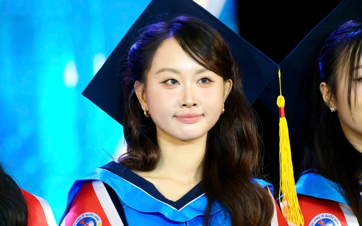 Tân cử nhân trao tận tay em gái quê tấm bằng tốt nghiệp - Ảnh 2.