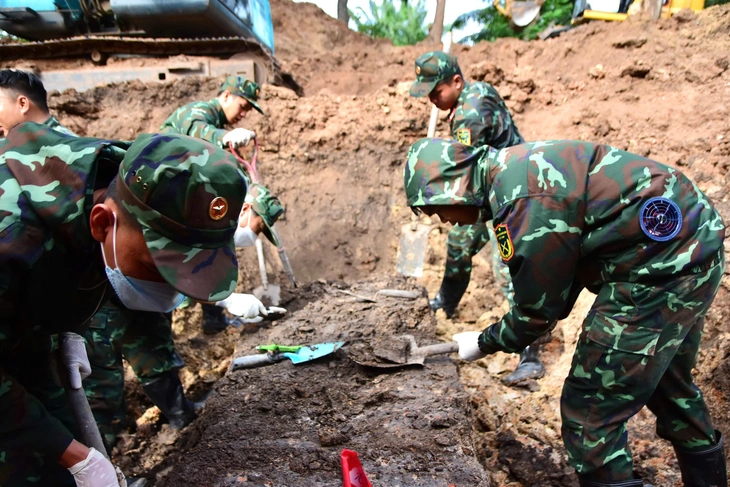 Tìm thấy 28 bộ hài cốt liệt sĩ, nhiều nhất từ khi triển khai tìm kiếm tại công viên Lê Thị Riêng - Ảnh 1.