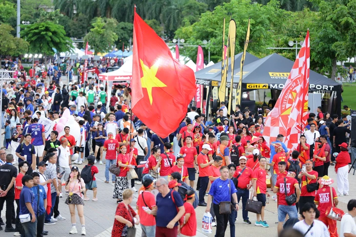 CĐV Việt Nam đội mưa đến sân cổ vũ tuyển Việt Nam đấu Thái Lan - Ảnh 7.