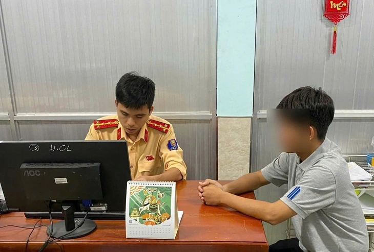 clip vui lạ 'thi bằng lái ô tô bằng một tay' - Ảnh 2.