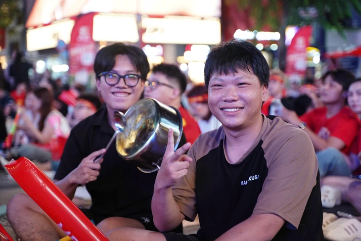 CĐV TP.HCM và Cần Thơ tưng bừng chờ tuyển Việt Nam chiến thắng Thái Lan - Ảnh 9.