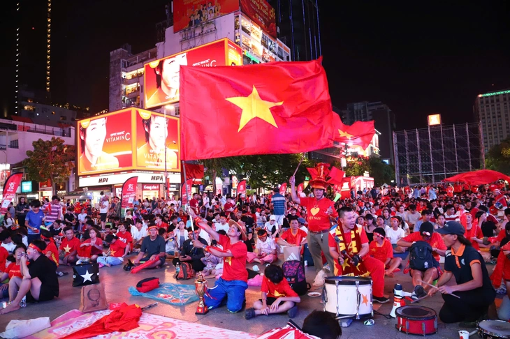 CĐV TP.HCM và Cần Thơ tưng bừng chờ tuyển Việt Nam chiến thắng Thái Lan - Ảnh 1.