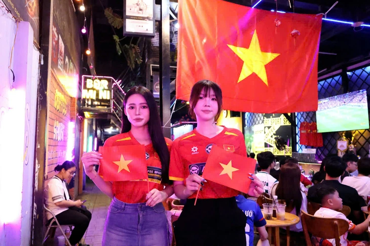 CĐV TP.HCM và Cần Thơ tưng bừng chờ tuyển Việt Nam chiến thắng Thái Lan - Ảnh 12.