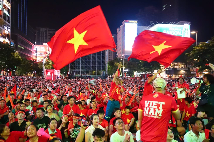 CĐV TP.HCM và Cần Thơ vỡ òa sau 2 bàn thắng của Việt Nam trước Thái Lan - Ảnh 5.