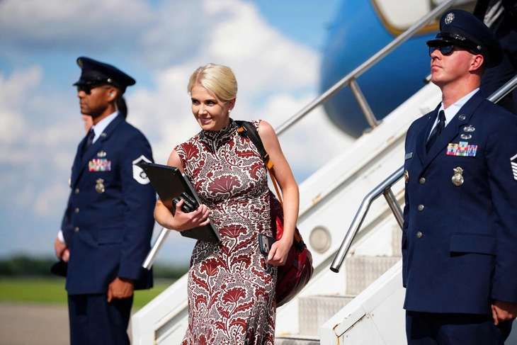 Hai lá thư 'tâm tình' và những lời nữ trợ lý trẻ Natalie Harp dành cho ông Trump - Ảnh 1.