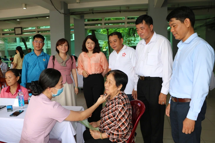 Phường Phú Định, TP.HCM tăng tốc 20 ngày đêm, tổ chức khám sức khỏe toàn dân tại khu dân cư, nhà trọ - Ảnh 3.