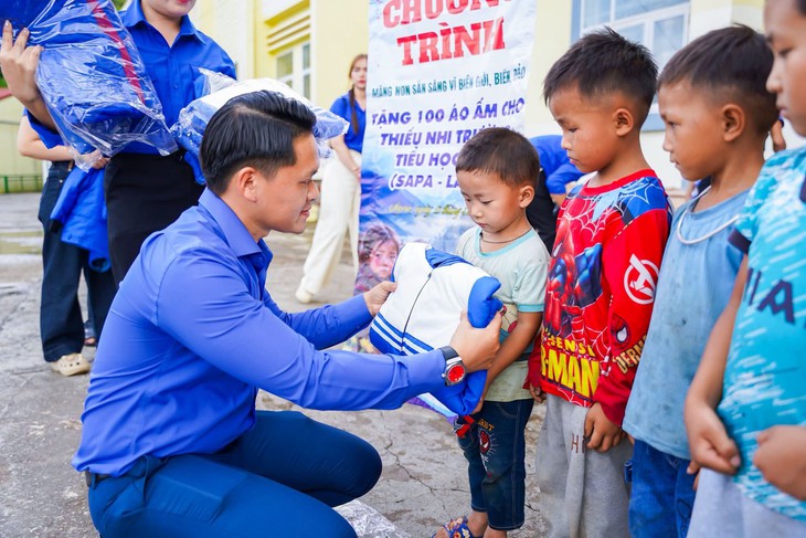 Tuổi trẻ TP.HCM gửi hơi ấm đến vùng cao, trao niềm tin nơi biên giới, biển đảo - Ảnh 2.