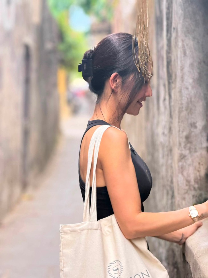 Kim Hiền 'Hương phù sa' gây chú ý khi về nước   - Ảnh 3.
