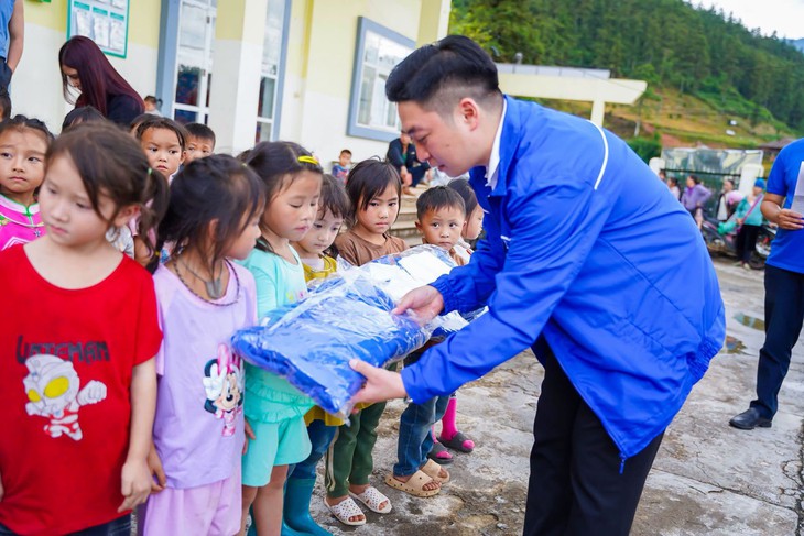 Tuổi trẻ TP.HCM gửi hơi ấm đến vùng cao, trao niềm tin nơi biên giới, biển đảo - Ảnh 4.