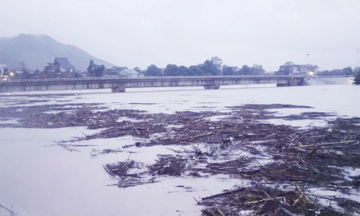 Bão số 4 gây mưa lớn ở Lạng Sơn, Bắc Ninh: Công an, quân đội lội nước giúp dân chạy lũ - Ảnh 7.